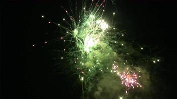 celebración de año nuevo con festival de fuegos artificiales en la ciudad por la noche al final del año