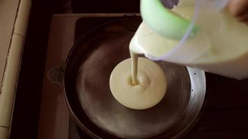 cake maker giet beslag in hete pan, close-up weergave video