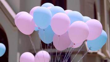 Tagsüber bunte Luftballons mit Schnüren gebunden video