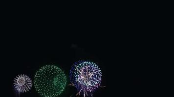 celebrazione di fuochi d'artificio, fuochi d'artificio colorati coriandoli di capodanno sfondo nero