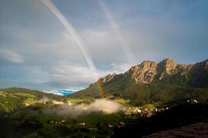 montaña entre nubes foto