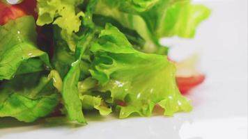 servir une salade verte dans une assiette