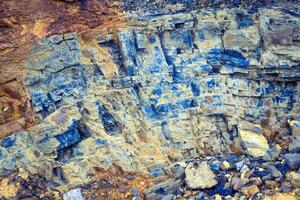 Pared de piedra azul y amarilla abstracta ornamento de textura realista construcción de roca en la naturaleza. foto