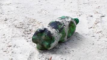 Botella de plástico varada lavada contaminación de basura en la playa de Brasil. video