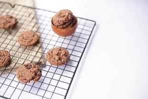 galletas de chocolate en una mesa blanca foto
