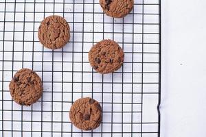 galletas de chocolate en una mesa blanca foto