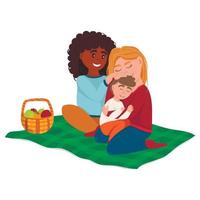 feliz familia homosexual haciendo un picnic juntos al aire libre. Las madres lesbianas se sientan en la colchoneta y abrazan a su bebé. adopción, padres lgbt. vector