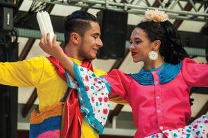 nova petropolis, brasil - 20 de julio de 2019. pareja de bailarines folclóricos colombianos haciendo un baile típico en el 47o festival internacional de folklore de nova petropolis. un pueblo rural fundado por inmigrantes alemanes. foto