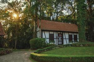 nova petropolis, brasil - 20 de julio de 2019. pequeñas casas en estilo tradicional de influencia alemana en el parque de la aldea de inmigrantes de nova petropolis. una hermosa ciudad rural fundada por inmigrantes alemanes. foto