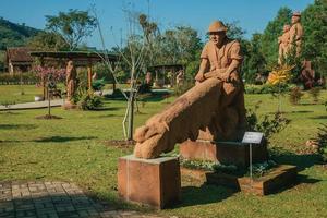 Nova Petropolis, Brasil - 20 de julio de 2019. Escultura de piedra arenisca de un carpintero en un jardín en el parque de esculturas Piedras del silencio cerca de Nova Petropolis. una hermosa ciudad rural fundada por inmigrantes alemanes. foto