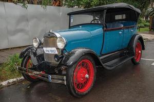 gramado, brasil - 23 de julio de 2019. coche ford 1929 antiguo en perfecto estado, estacionado en un día lluvioso en una calle de canela. un pequeño pueblo encantador muy popular por su ecoturismo. foto