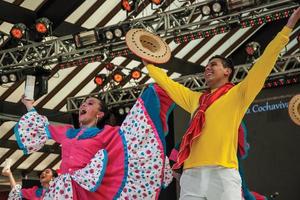 nova petropolis, brasil - 20 de julio de 2019. pareja de bailarines folclóricos colombianos haciendo un baile típico en el 47o festival internacional de folklore de nova petropolis. un pueblo rural fundado por inmigrantes alemanes. foto