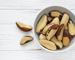 cuenco con nueces de Brasil foto