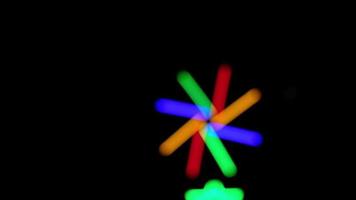 desfocar cores feixe de luz fluorescente colorido no fundo da noite do festival video