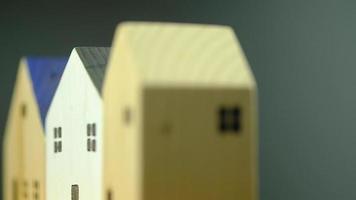 roterende van witte houten huismodelshow voor verkoop. ideeën voor aanbiedingen van investerings- en beheersovereenkomsten voor hypotheken en industriële gebouwen om een nieuw huis te kopen. video