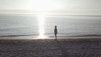 Mann streckt sich am Strand video