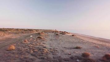 filmagem praia natural de almeria com drone voando rápido video