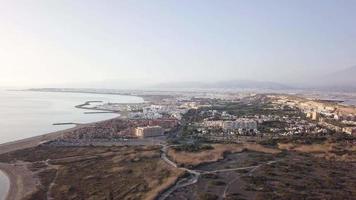 vakantiestad aan de kust. almerimar, almeria, spanje. luchtfoto. hoge Hoek video