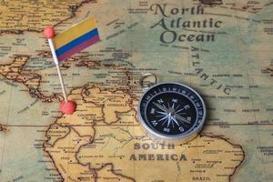 bandera de colombia y brújula en el mapa del mundo. foto