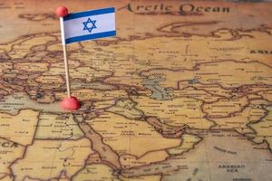 bandera israelí y avión en el mapa del mundo. foto