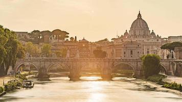 4k timelapse-reeks van roma, italië - de pauselijke basiliek van heilige peter in het vaticaan voor de zonsondergang