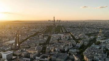 séquence timelapse 4k de paris, france - la ville de paris du jour à la nuit vue du haut de la tour montparnasse