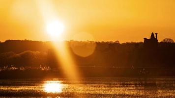 Secuencia de timelapse de 4 k de saint-fromond, francia - el chateau de la riviere al amanecer video