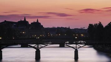 4k timelapse-sekvens av Paris, Frankrike - seinefloden vid solnedgången
