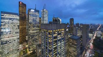 4k timelapse-sekvens av Toronto, Kanada - Torontos centrum under den blå timmen video