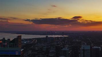 4k timelapse-reeks van toronto, canada - het westen van toronto van dag tot nacht met de stad mississauga op de achtergrond video