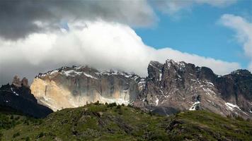 Séquence timelapse 4k de Torres del Paine, Chili - le sommet des montagnes vu du camping Dickson