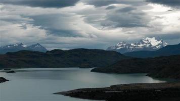 4k-Zeitraffersequenz von Torres del Paine, Chile - Weitwinkelansicht des Parks mit linsenförmigen Wolken video