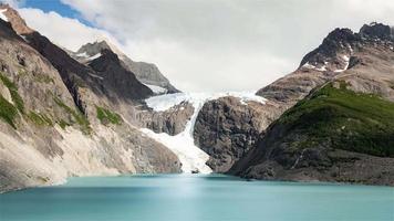 4k Zeitraffer-Sequenz von Torres del Paine, Chile - der Gletscher, der See und die Berge während des Tages video
