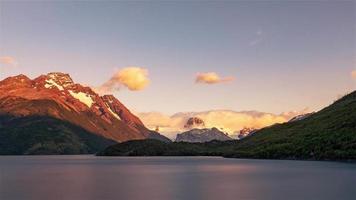 4k timelapse-sekvens av torres del paine, chile - sjön och bergen under solnedgången