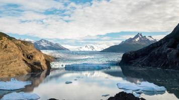 4k timelapse-reeks van torres del paine, chili - de grijze gletsjer en het meer in het park gedurende de dag video