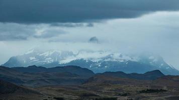 4k timelapse-sekvens av torres del paine, chile - bergen före stormen video
