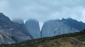 4k timelapse-reeks van Torres del Paine, Chili - Las Torres voor de storm
