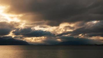 séquence timelapse 4k de torres del paine, chili - le rivage avant le coucher du soleil à puerto natales video