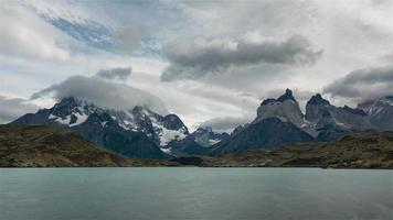 4k timelapse-sekvens av torres del paine, chile - de ikoniska patagoniska bergen och sjön Pehoe under dagen