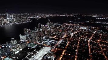 4k-luchtopname van New York City, VS - Jersey City 's nachts gezien vanuit een helikopter video