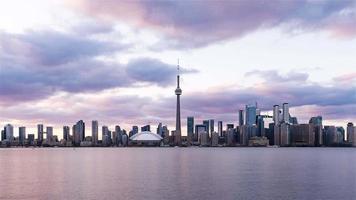 4k timelapse-sekvens av Toronto, Kanada - skyline från dag till natt sett från öarna video