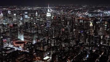 4k luchtfoto opeenvolging van new york city, usa - de midtown manhattan 's nachts gezien vanuit een helikopter video