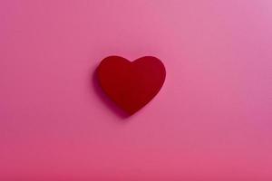 corazón sobre un fondo rosa en el medio. el concepto del día de san valentín. foto