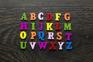 alfabeto inglés de letras de colores. foto