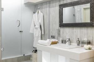 interior moderno cuarto de ducha con lavabo y espejo foto