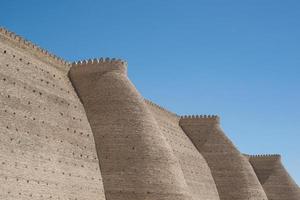 Murallas históricas de la fortaleza arca en Bukhara, Asia central foto
