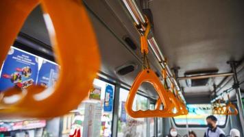 semarang, java central, indonesia, 2021 - manillar en el sistema de tránsito rápido de autobuses de transporte público