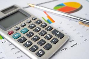 calculadora con lápiz sobre papel cuadriculado, finanzas, cuenta, estadística, concepto de negocio de economía analítica. foto