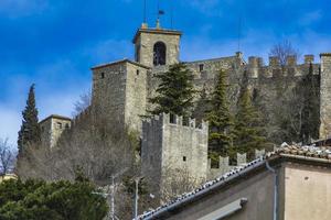 fortaleza en un acantilado en san marino foto