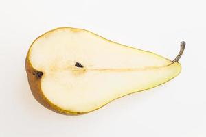 peras frescas, media fruta amarilla aislada sobre fondo blanco foto